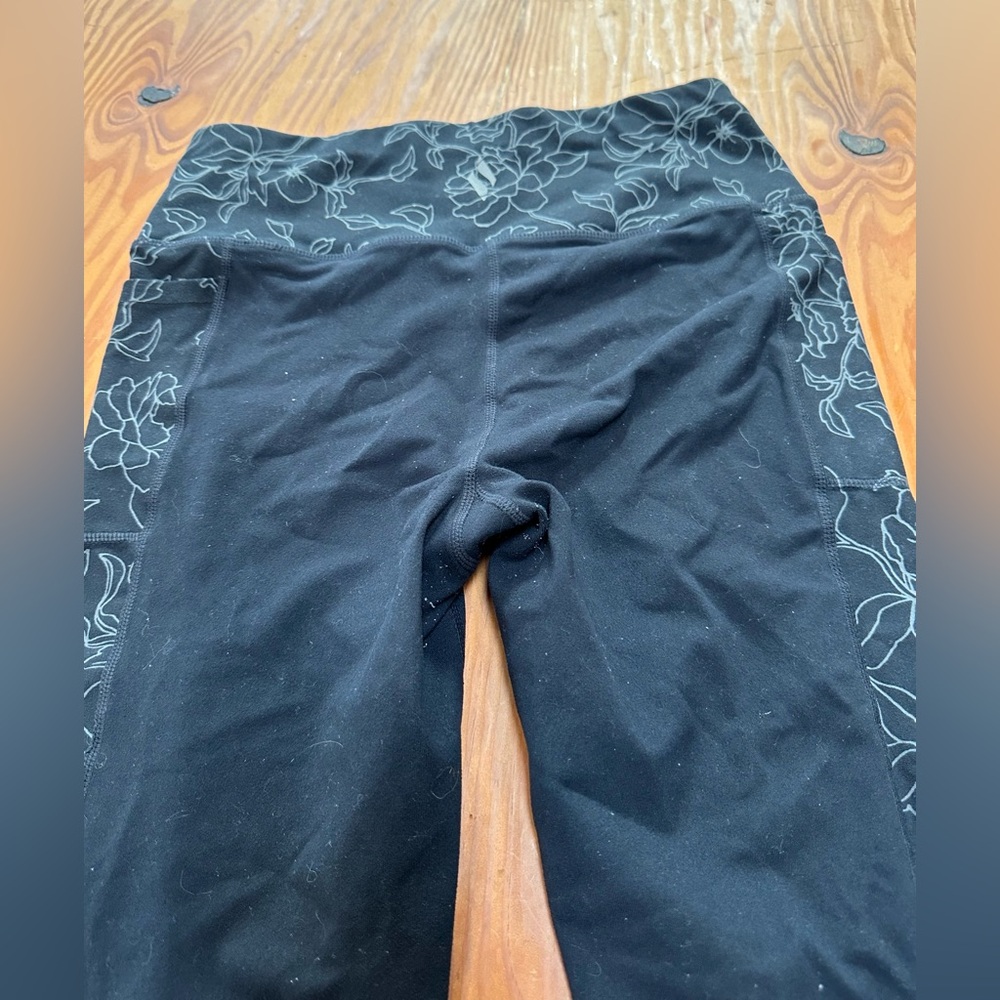 -Sketchers Women active wear M  black with patterned inserts on waist/sid…